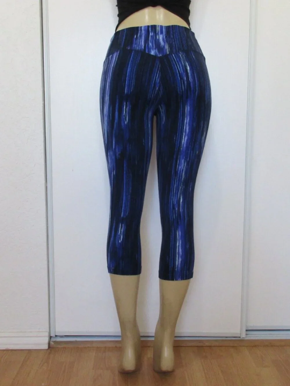 NIKE Active Leggings Size Large DRI Fit Blue Capri